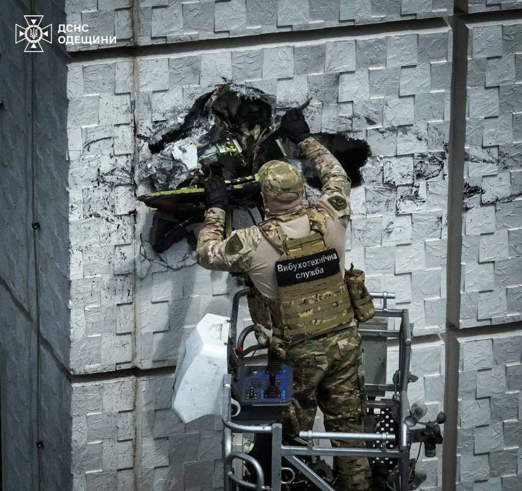 В Одесі зі зруйнованої стіни будинку вилучили бойову частину «шахеда» (фото, відео) В Одессе из разрушенной стены дома извлекли боевую часть «шахеда» (фото, видео)