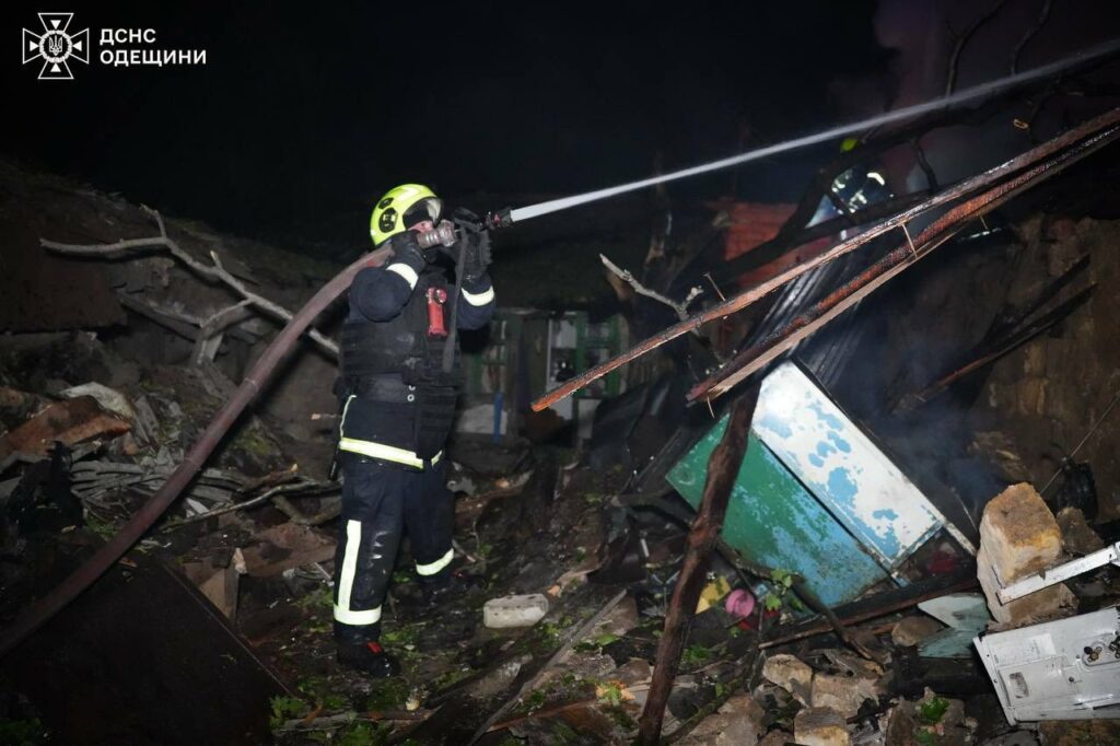 Руйнування будинку та масштабна пожежа на складі: ДСНС показала наслідки атаки на Одесу Разрушение дома и масштабный пожар на складе: ГСЧС показала последствия атаки на Одессу