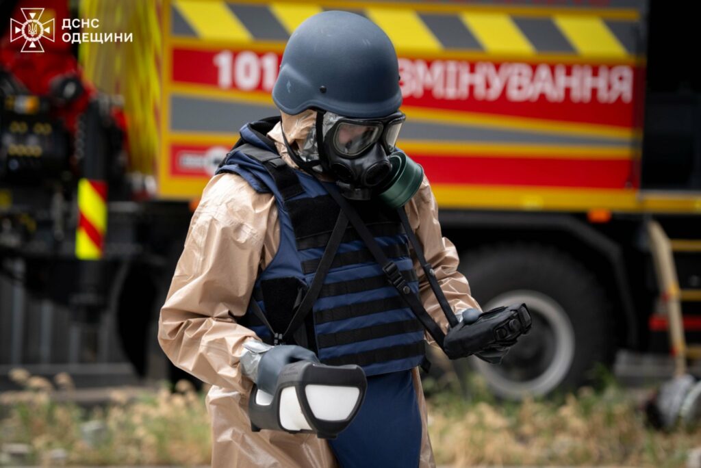 В Одесі зі зруйнованої стіни будинку вилучили бойову частину «шахеда» (фото, відео) В Одессе из разрушенной стены дома извлекли боевую часть «шахеда» (фото, видео)