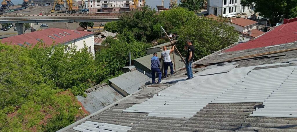 В центрі Одеси відновили пошкоджений ворожим обстрілом дах житлового будинку В центрі Одеси відновили пошкоджений ворожим обстрілом дах житлового будинку