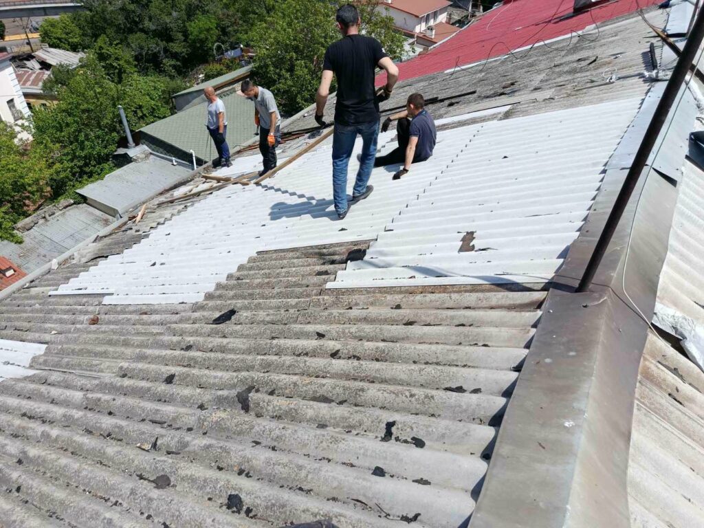 В центрі Одеси відновили пошкоджений ворожим обстрілом дах житлового будинку В центрі Одеси відновили пошкоджений ворожим обстрілом дах житлового будинку