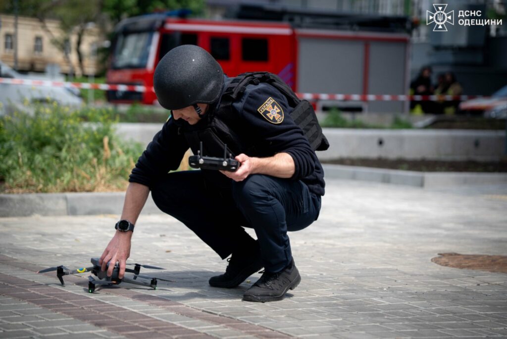 В Одесі зі зруйнованої стіни будинку вилучили бойову частину «шахеда» (фото, відео) В Одессе из разрушенной стены дома извлекли боевую часть «шахеда» (фото, видео)
