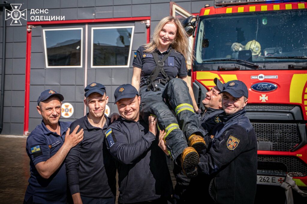 Душ із пожежних рукавів: одеські рятувальники провели колегу на пенсію (фото, відео) Душ із пожежних рукавів: одеські рятувальники провели колегу на пенсію (фото, відео)