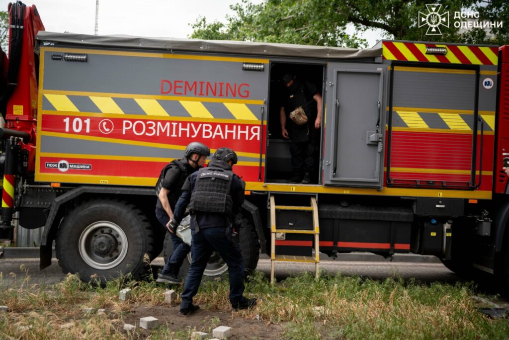 В Одесі зі зруйнованої стіни будинку вилучили бойову частину «шахеда» (фото, відео) В Одессе из разрушенной стены дома извлекли боевую часть «шахеда» (фото, видео)