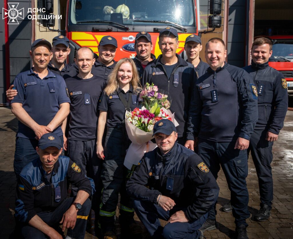 Душ із пожежних рукавів: одеські рятувальники провели колегу на пенсію (фото, відео) Душ із пожежних рукавів: одеські рятувальники провели колегу на пенсію (фото, відео)