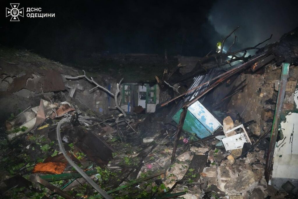 Руйнування будинку та масштабна пожежа на складі: ДСНС показала наслідки атаки на Одесу Разрушение дома и масштабный пожар на складе: ГСЧС показала последствия атаки на Одессу