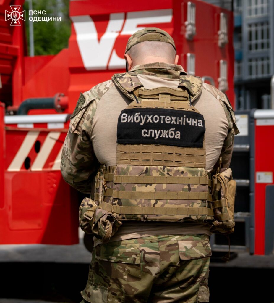 В Одесі зі зруйнованої стіни будинку вилучили бойову частину «шахеда» (фото, відео) В Одессе из разрушенной стены дома извлекли боевую часть «шахеда» (фото, видео)
