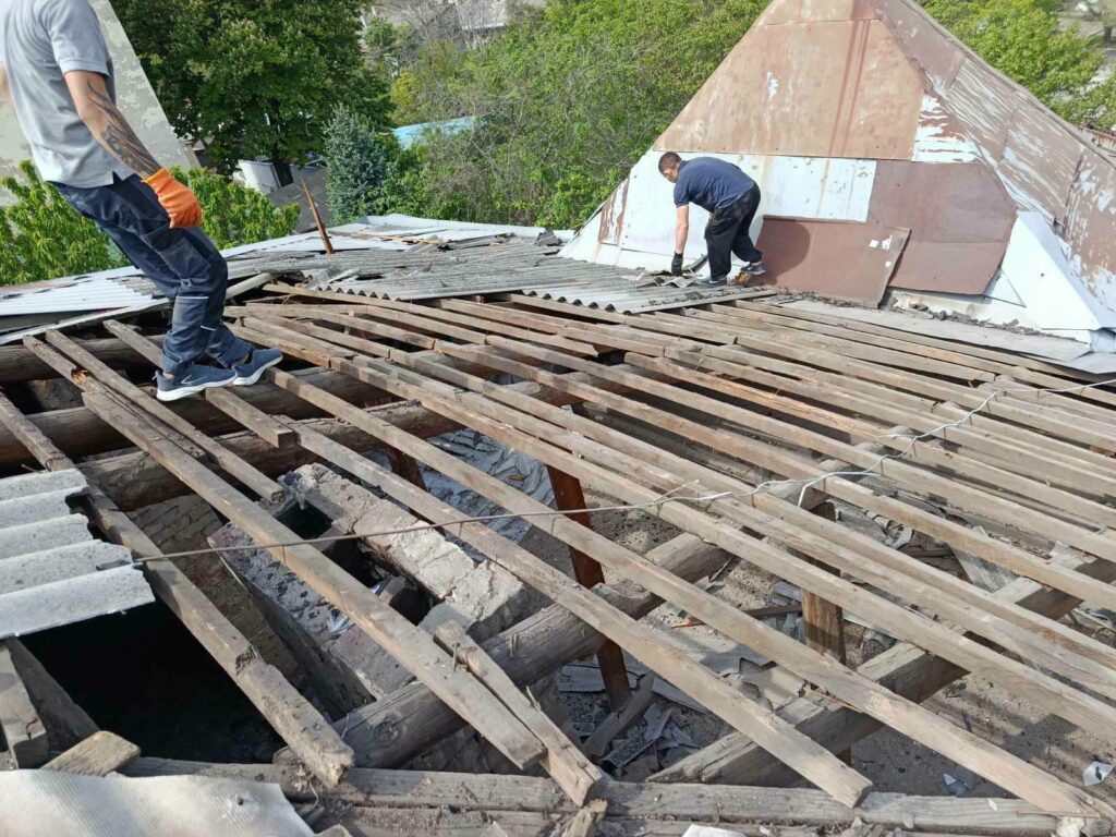 В центрі Одеси відновили пошкоджений ворожим обстрілом дах житлового будинку В центрі Одеси відновили пошкоджений ворожим обстрілом дах житлового будинку
