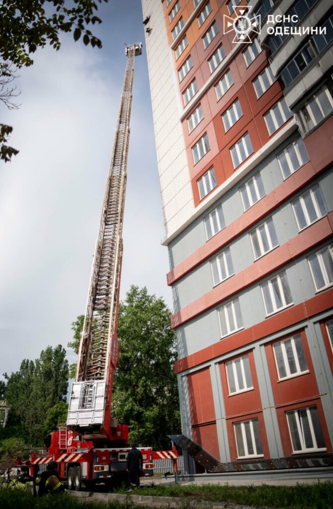 В Одесі зі зруйнованої стіни будинку вилучили бойову частину «шахеда» (фото, відео) В Одессе из разрушенной стены дома извлекли боевую часть «шахеда» (фото, видео)
