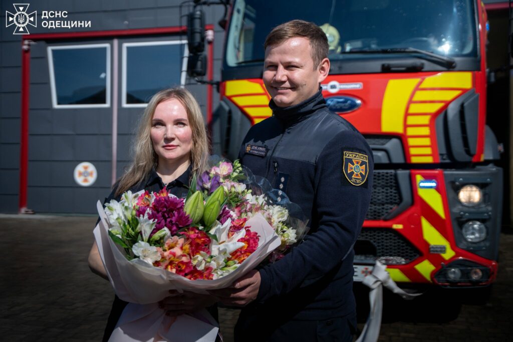 Душ із пожежних рукавів: одеські рятувальники провели колегу на пенсію (фото, відео) Душ із пожежних рукавів: одеські рятувальники провели колегу на пенсію (фото, відео)