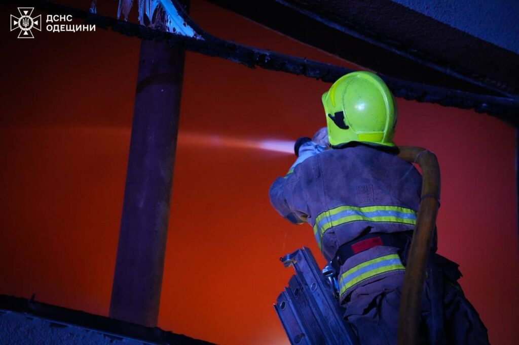 Руйнування будинку та масштабна пожежа на складі: ДСНС показала наслідки атаки на Одесу Разрушение дома и масштабный пожар на складе: ГСЧС показала последствия атаки на Одессу