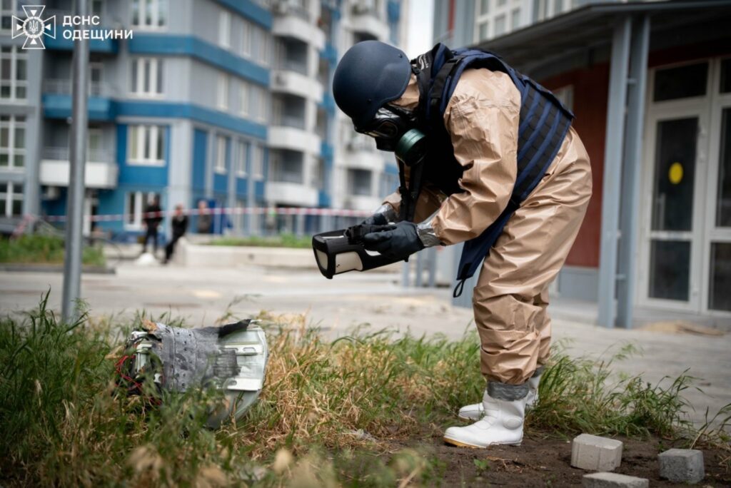 В Одесі зі зруйнованої стіни будинку вилучили бойову частину «шахеда» (фото, відео) В Одессе из разрушенной стены дома извлекли боевую часть «шахеда» (фото, видео)