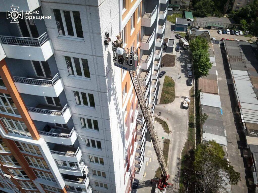 В Одесі зі зруйнованої стіни будинку вилучили бойову частину «шахеда» (фото, відео) В Одессе из разрушенной стены дома извлекли боевую часть «шахеда» (фото, видео)