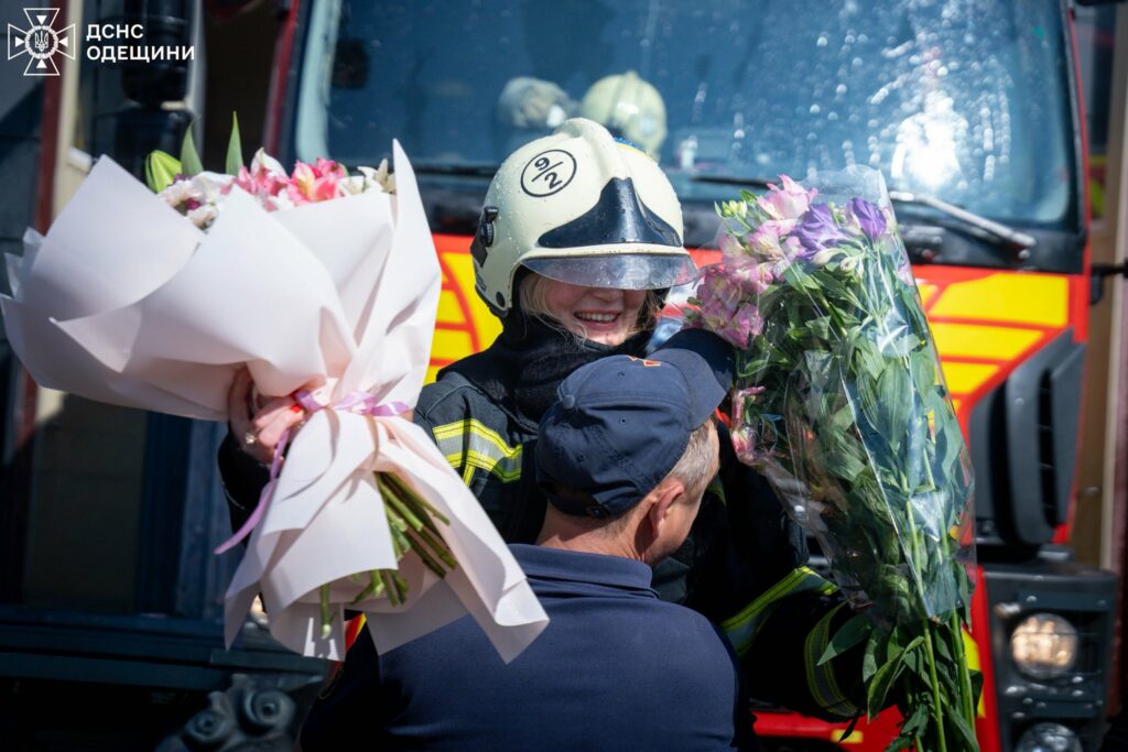 Душ із пожежних рукавів: одеські рятувальники провели колегу на пенсію (фото, відео) Душ із пожежних рукавів: одеські рятувальники провели колегу на пенсію (фото, відео)