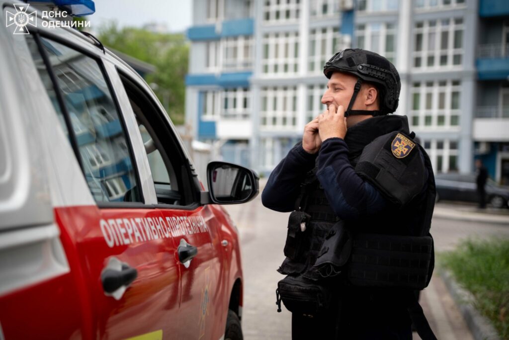 В Одесі зі зруйнованої стіни будинку вилучили бойову частину «шахеда» (фото, відео) В Одессе из разрушенной стены дома извлекли боевую часть «шахеда» (фото, видео)