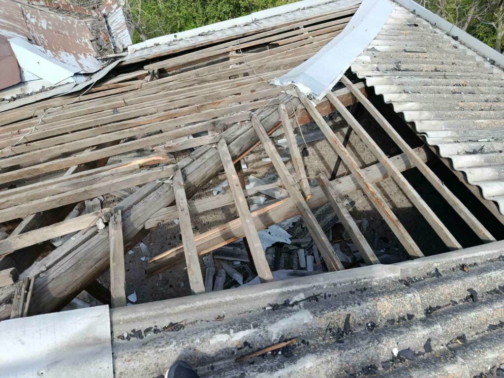 В центрі Одеси відновили пошкоджений ворожим обстрілом дах житлового будинку В центрі Одеси відновили пошкоджений ворожим обстрілом дах житлового будинку