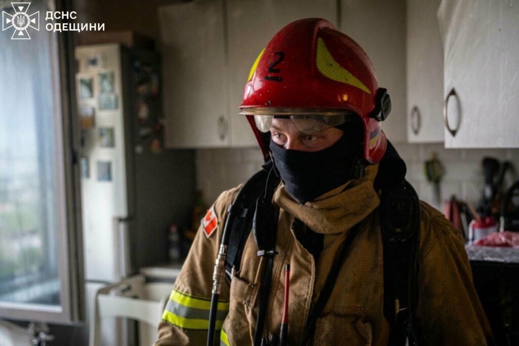 Полсотни спасателей тушили пожар в 18-этажке на улице Валерия Самофалова в Одессе