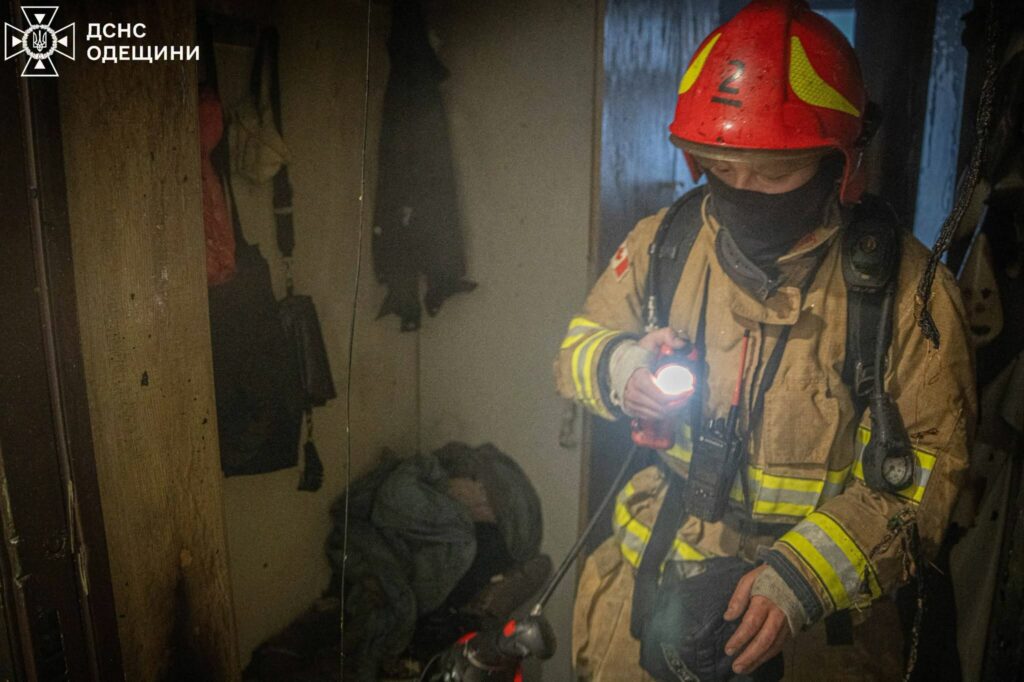 Полсотни спасателей тушили пожар в 18-этажке на улице Валерия Самофалова в Одессе