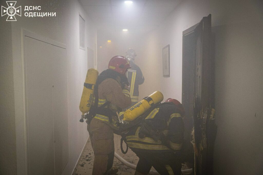 Полсотни спасателей тушили пожар в 18-этажке на улице Валерия Самофалова в Одессе