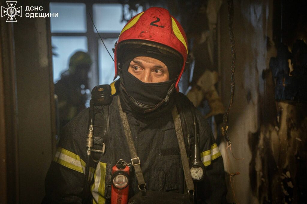Полсотни спасателей тушили пожар в 18-этажке на улице Валерия Самофалова в Одессе