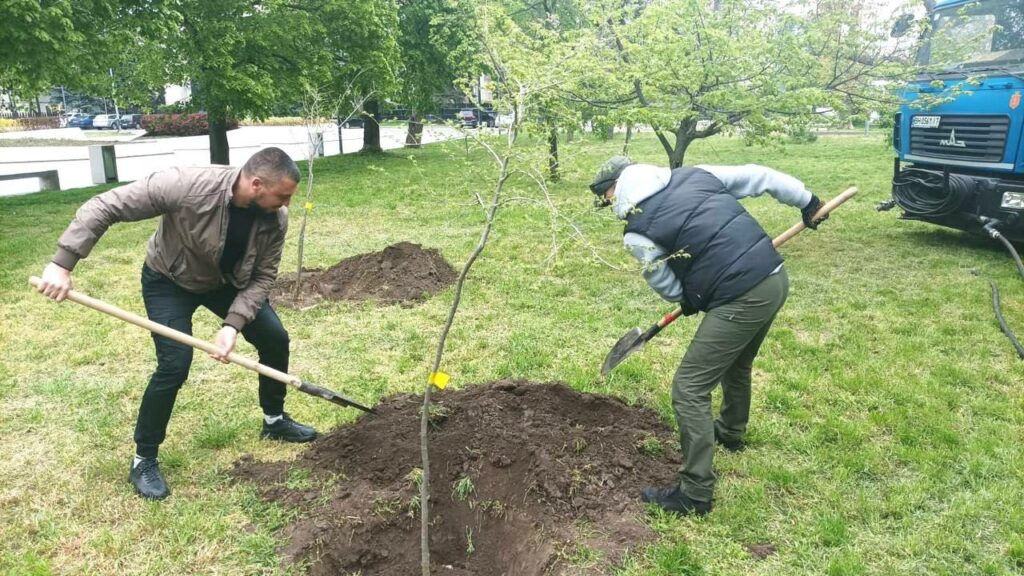 В Одесі висадили дерева на честь українських захисників (фото)