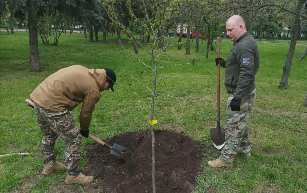 В Одесі висадили дерева на честь українських захисників (фото)