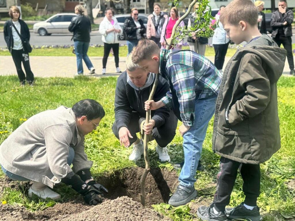 В Одесі висадили дерева на честь українських захисників (фото)