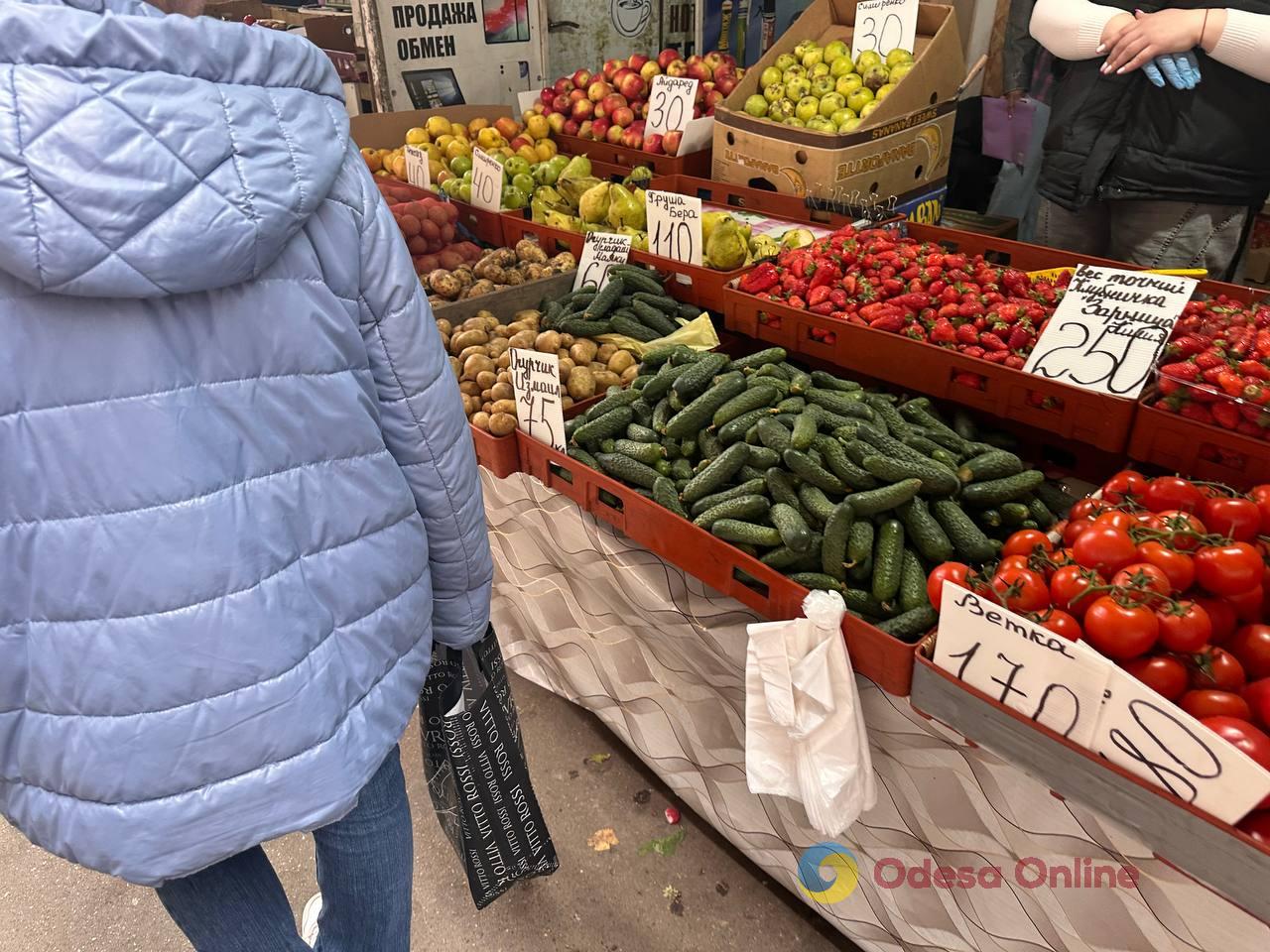 Молодой картофель, огурцы и зелень: субботние цены на одесском «Привозе» Молодой картофель, огурцы и зелень: субботние цены на одесском «Привозе»