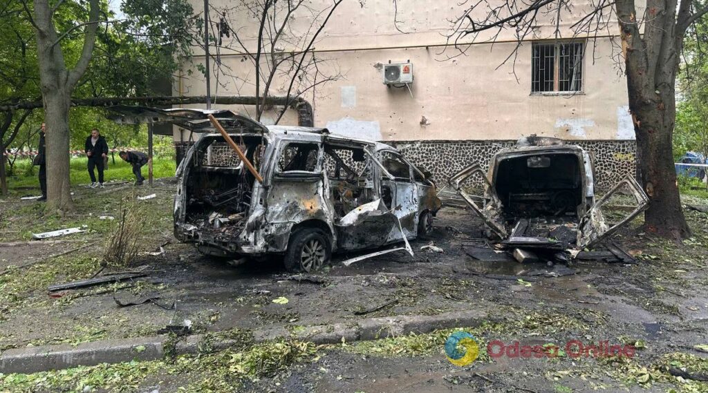Фото тижня в Одесі: квітучі акації, перші купання в морі та наслідки ворожих атак Фото тижня в Одесі: квітучі акації, перші купання в морі та наслідки ворожих атак