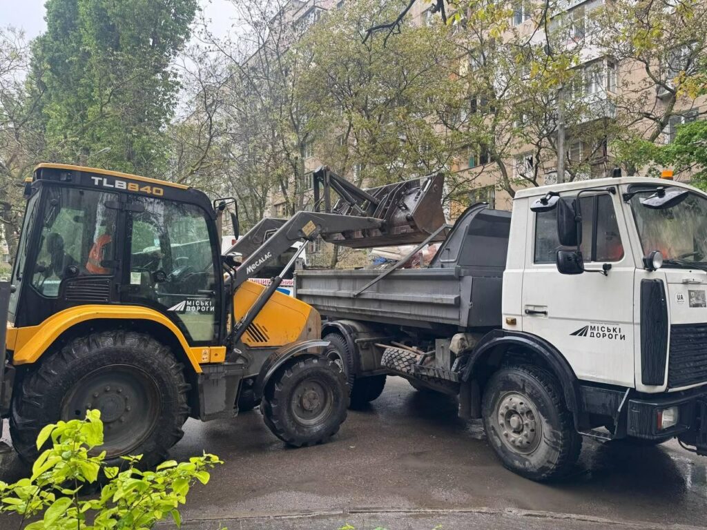 Закривають вибиті вікна та вивозять уламки: в Одесі ліквідовують наслідки ворожої атаки Закрывают выбитые окна и вывозят обломки: в Одессе ликвидируют последствия вражеской атаки