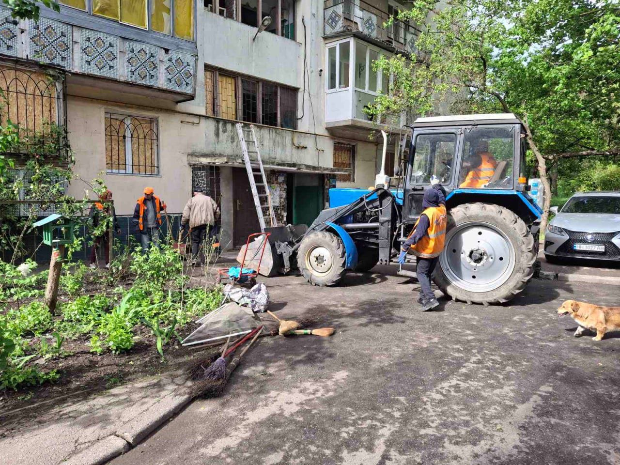 Закрывают выбитые окна и вывозят обломки: в Одессе ликвидируют последствия вражеской атаки Закрывают выбитые окна и вывозят обломки: в Одессе ликвидируют последствия вражеской атаки