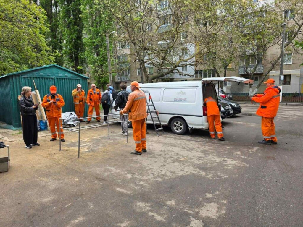 Закривають вибиті вікна та вивозять уламки: в Одесі ліквідовують наслідки ворожої атаки Закрывают выбитые окна и вывозят обломки: в Одессе ликвидируют последствия вражеской атаки
