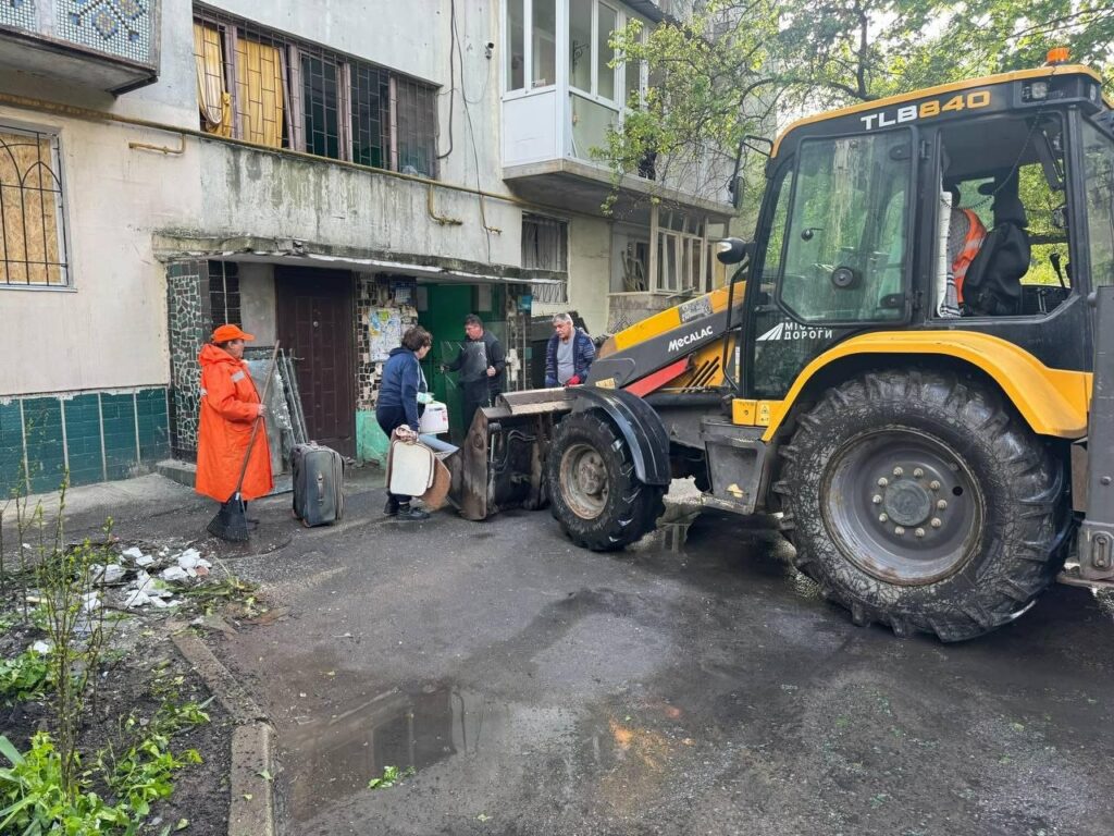 Закривають вибиті вікна та вивозять уламки: в Одесі ліквідовують наслідки ворожої атаки Закрывают выбитые окна и вывозят обломки: в Одессе ликвидируют последствия вражеской атаки