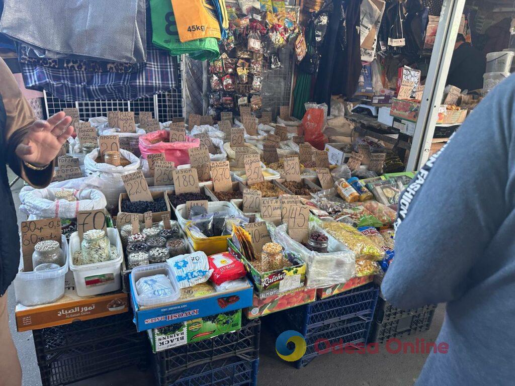 Молодий горошок, абрікос та кури: актуальні ціни на одеському Привозі