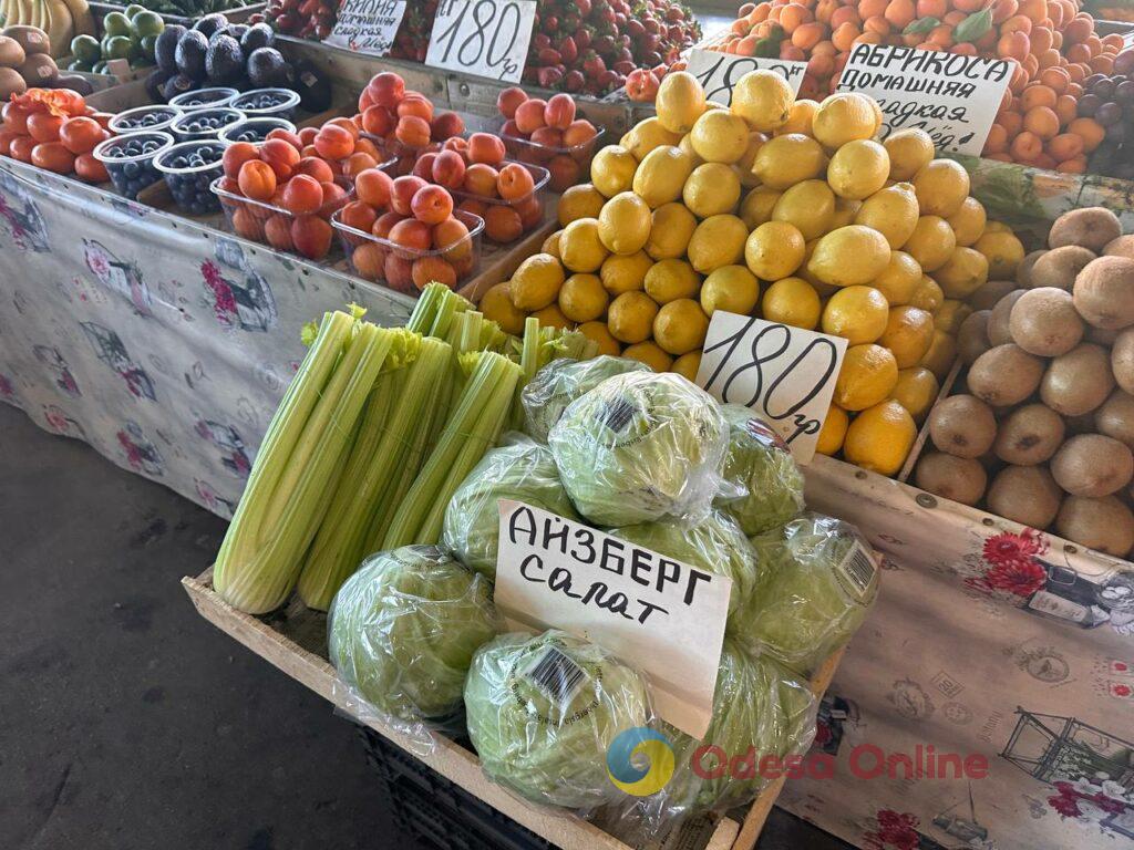 Молодий горошок, абрікос та кури: актуальні ціни на одеському Привозі