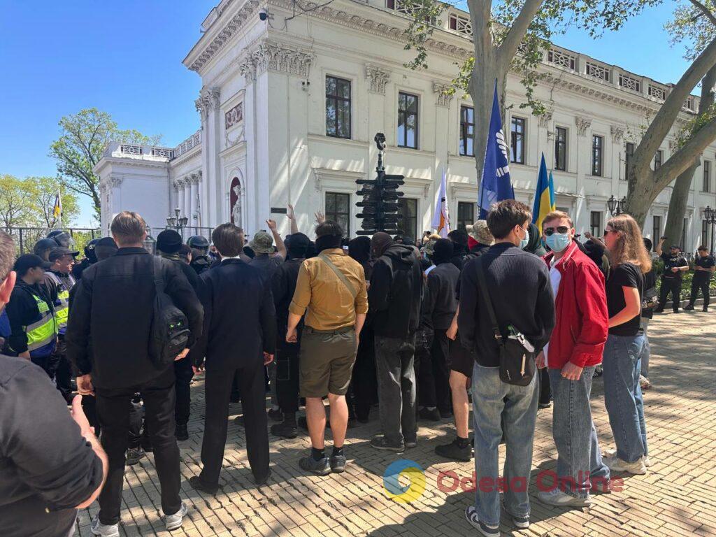 «15150 — це крінж»: в Одесі проходять мітинг проти нового Цивільного кодексу та прайд хода