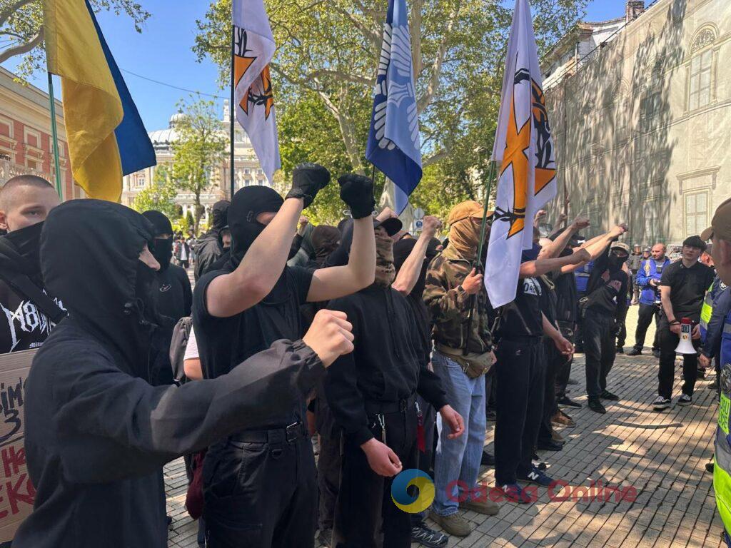 «15150 — це крінж»: в Одесі проходять мітинг проти нового Цивільного кодексу та прайд хода