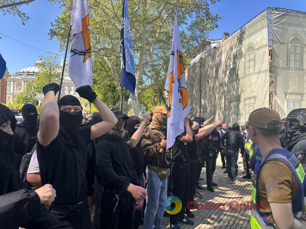 «15150 — це крінж»: в Одесі проходять мітинг проти нового Цивільного кодексу та прайд хода