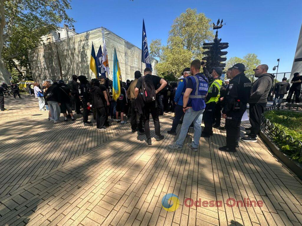 «15150 — це крінж»: в Одесі проходять мітинг проти нового Цивільного кодексу та прайд хода