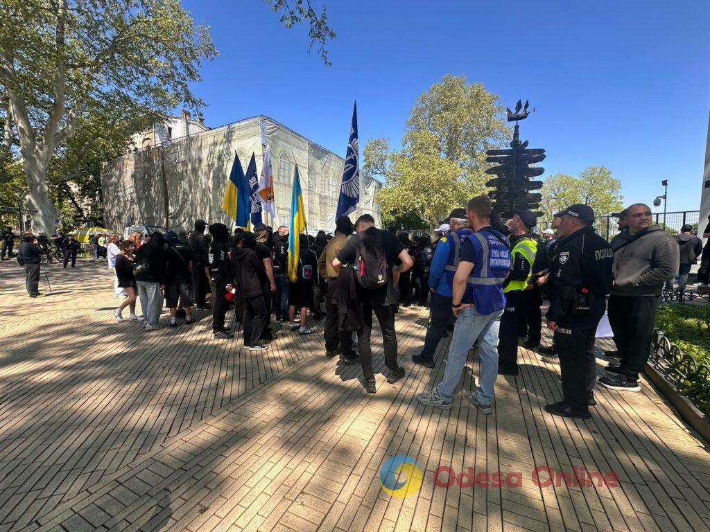 «15150 — це крінж»: в Одесі проходять мітинг проти нового Цивільного кодексу та прайд хода