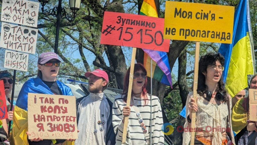 Фото тижня в Одесі: квітучі акації, перші купання в морі та наслідки ворожих атак Фото тижня в Одесі: квітучі акації, перші купання в морі та наслідки ворожих атак