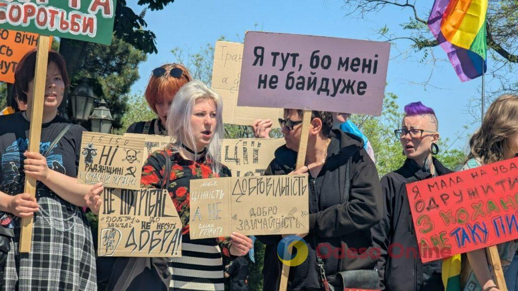 «15150 — це крінж»: в Одесі проходять мітинг проти нового Цивільного кодексу та прайд хода