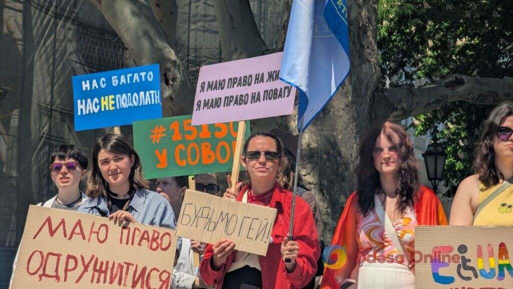 Фото тижня в Одесі: квітучі акації, перші купання в морі та наслідки ворожих атак Фото тижня в Одесі: квітучі акації, перші купання в морі та наслідки ворожих атак