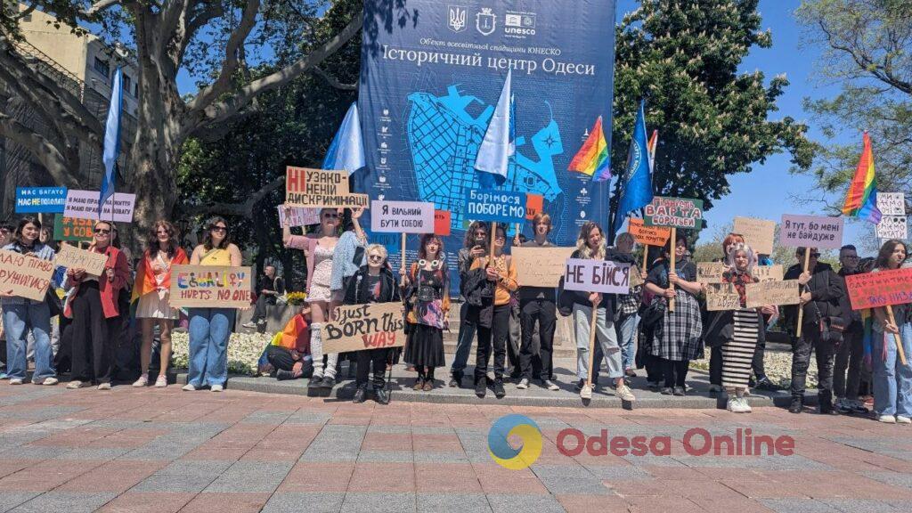 «15150 — це крінж»: в Одесі проходять мітинг проти нового Цивільного кодексу та прайд хода