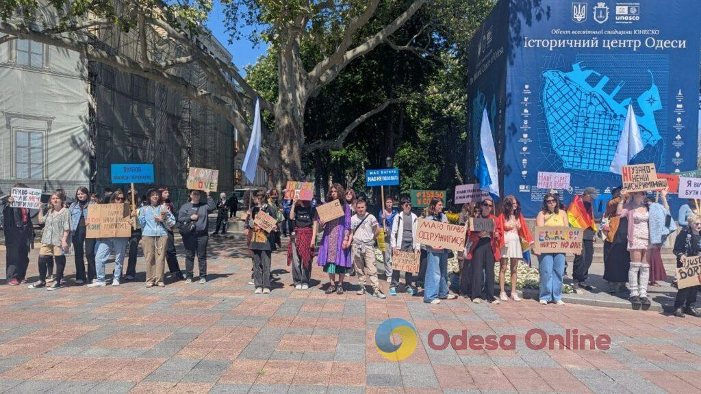 «15150 — це крінж»: в Одесі проходять мітинг проти нового Цивільного кодексу та прайд хода