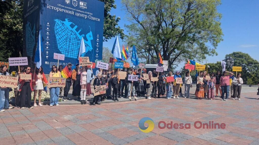 «15150 — це крінж»: в Одесі проходять мітинг проти нового Цивільного кодексу та прайд хода