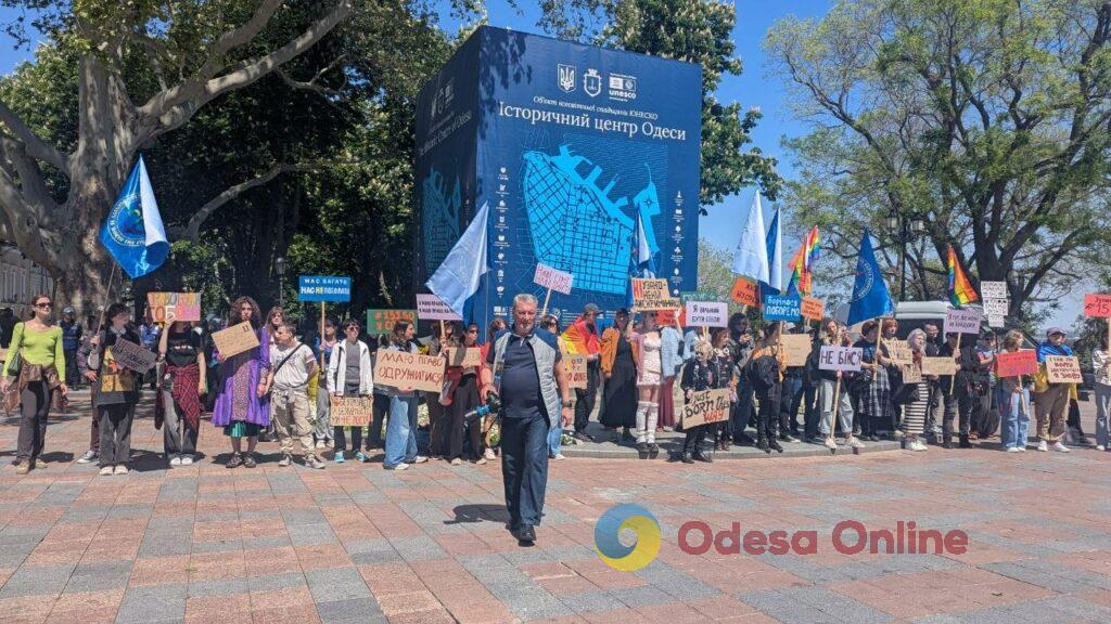 «15150 — це крінж»: в Одесі проходять мітинг проти нового Цивільного кодексу та прайд хода