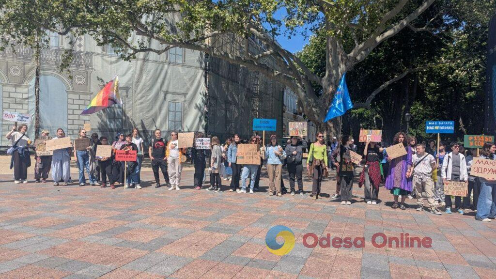 «15150 — це крінж»: в Одесі проходять мітинг проти нового Цивільного кодексу та прайд хода
