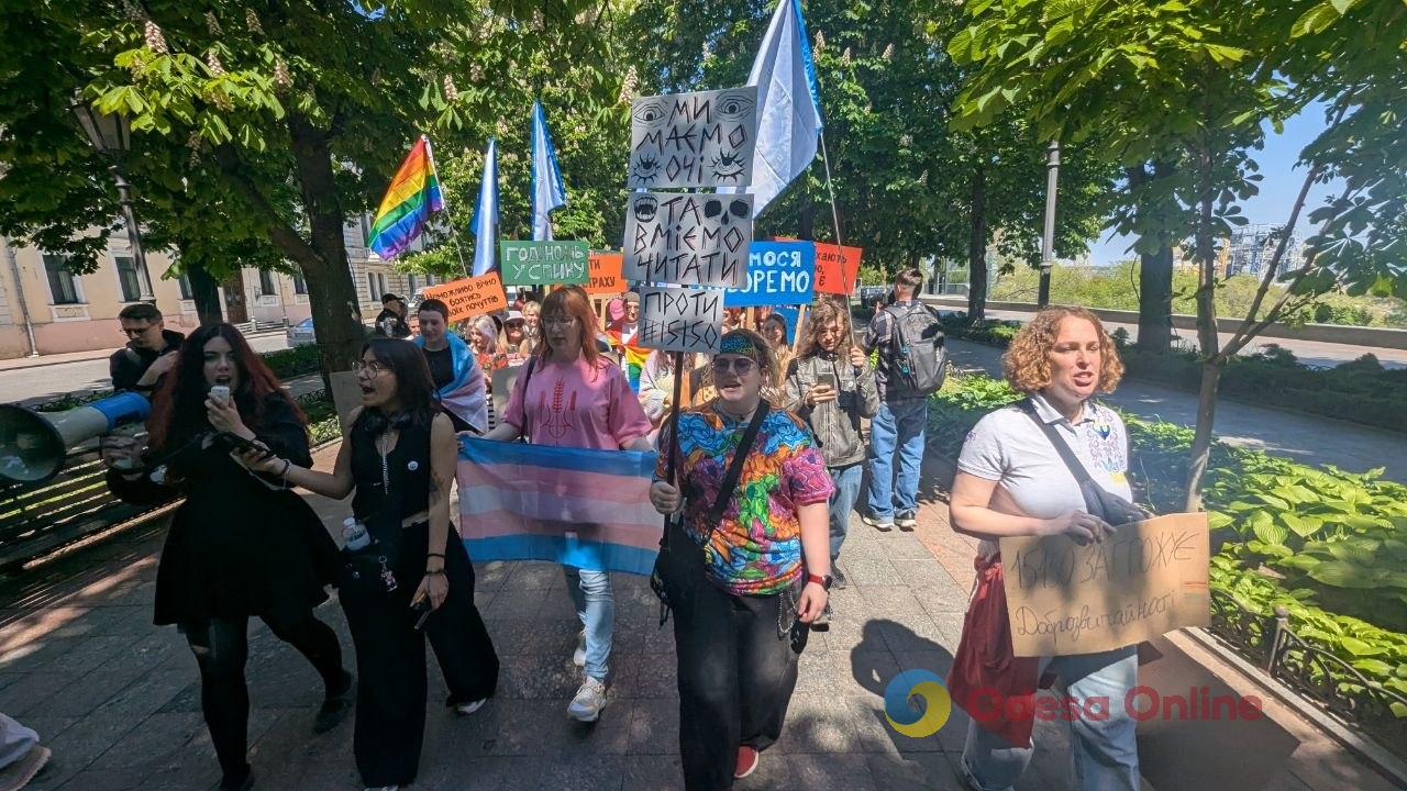 «15150 — це крінж»: в Одесі проходять мітинг проти нового Цивільного кодексу та прайд хода