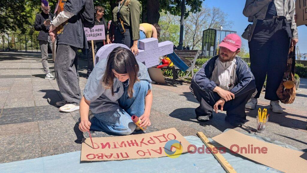 «15150 — це крінж»: в Одесі проходять мітинг проти нового Цивільного кодексу та прайд хода